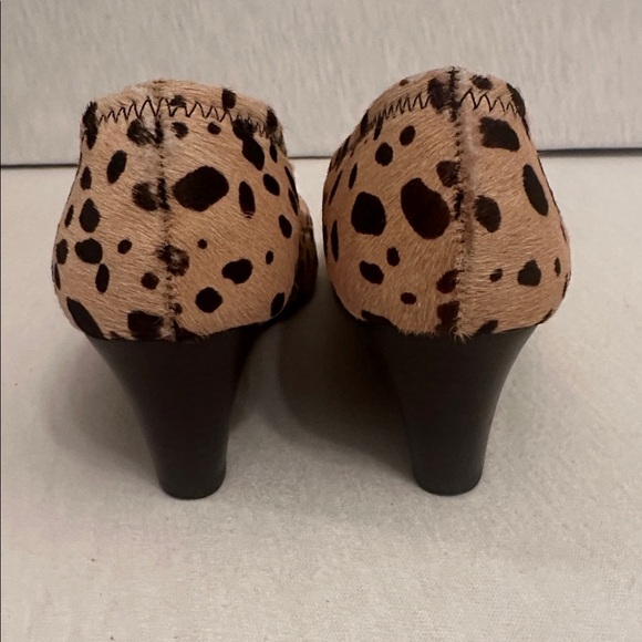 Tory Burch Calf Hair Leopard Wedge Pumps Gold-Tone Logo Women’s Size 6.5 - Picture 6 of 16